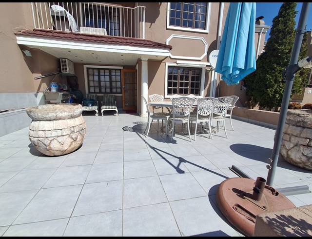 2 BEDROOM TOWNHOUSE FOR SALE IN PEACEHAVEN